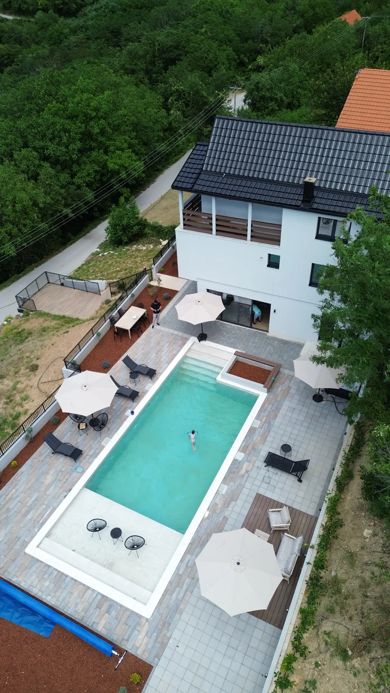 Bazen i terasa sa ležaljkama iz vazduha