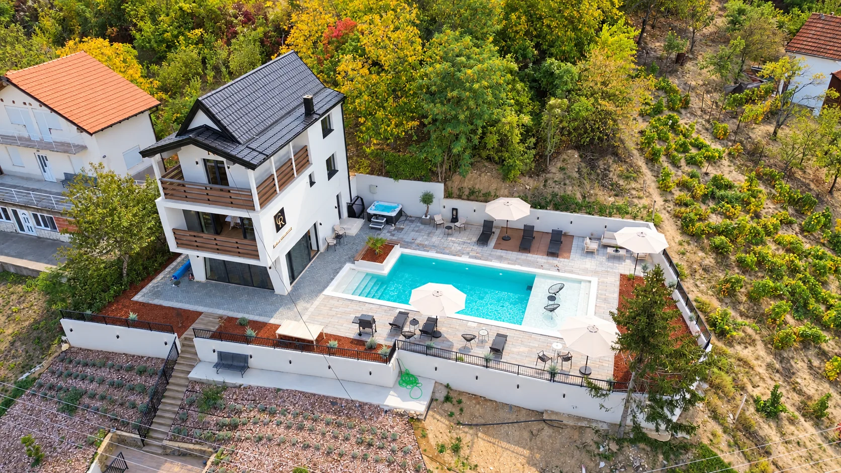 Vila Gala Residence iz vazduha, sa bazenom, terasom i voćnjakom