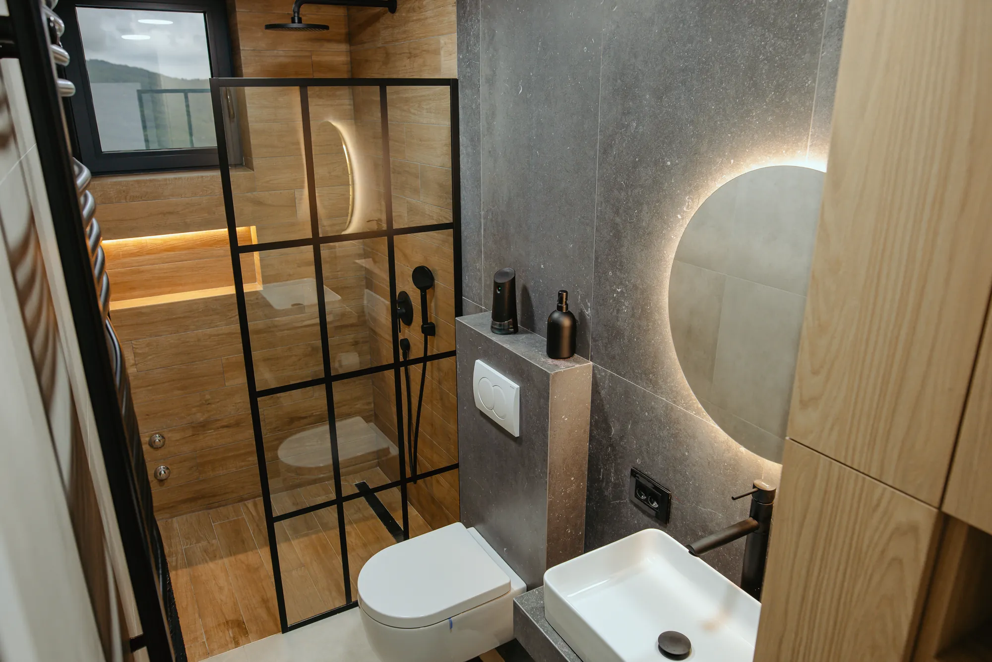 Lavabo i ogledalo u drugom kupatilu